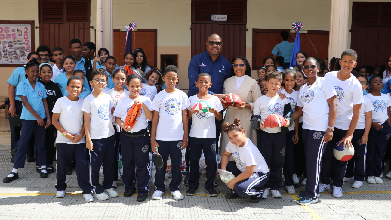 Instituto Nacional de Educación Física entrega utilería deportiva al